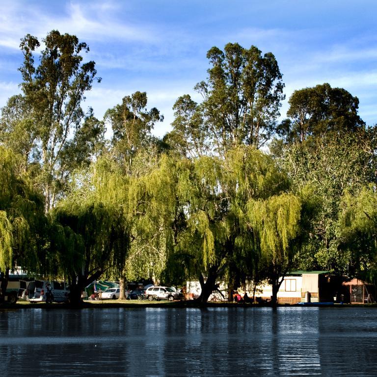 Cohuna Waterfront Holiday Park Bagian luar foto
