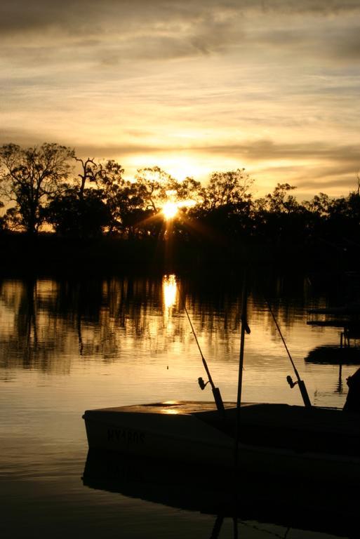 Cohuna Waterfront Holiday Park Bagian luar foto