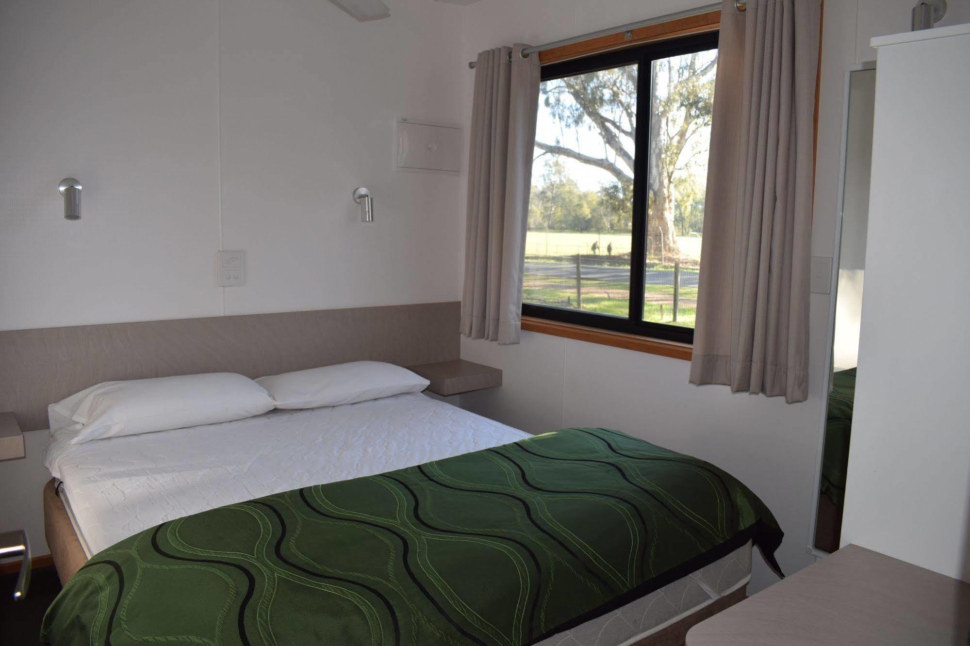 Cohuna Waterfront Holiday Park Bagian luar foto